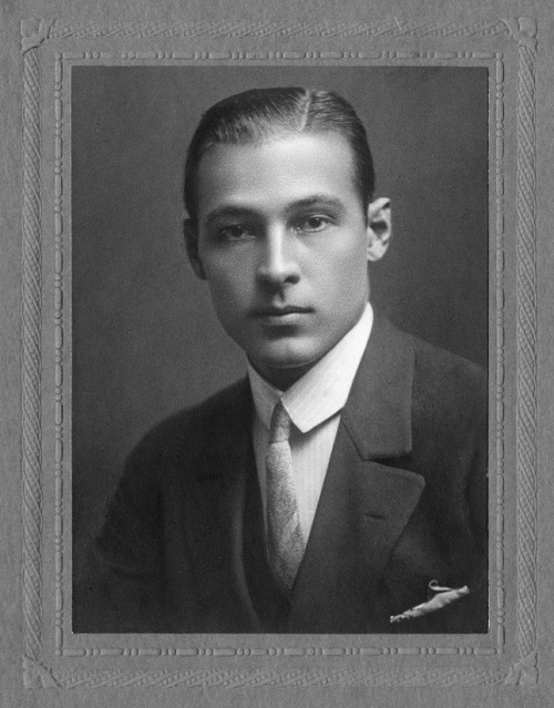 pale-hands-i-love:maudelynn:Rudolph Valentino c.1925 !923 in London 