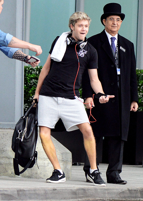 baekhyunsehuns: Niall arriving in London - 4/05