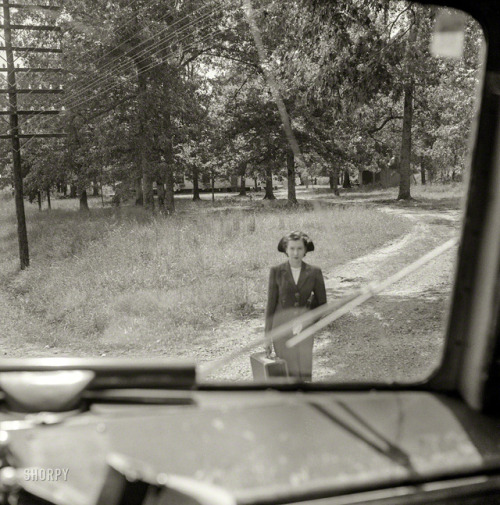 © Esther Bubley, Sept. 1943, Girl waiting for busGreyhound bus trip from Louisville, Kentu