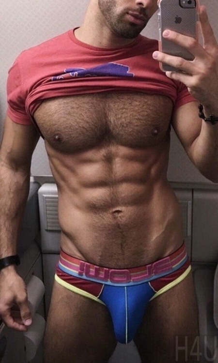 pervertwanker: Ripped body, nice bulge  I’d love to have him for a night