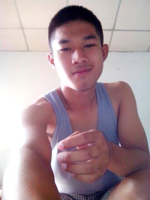 twhornyboy:  mantop10691:  泰國小帥哥的大屌任人品嘗大噴射看起來口感應該很好…