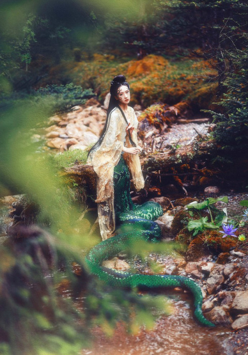hanfugallery:青蛇 by 夏弃疾_ This photoset is a creative portrayal of the mythological snakes described i