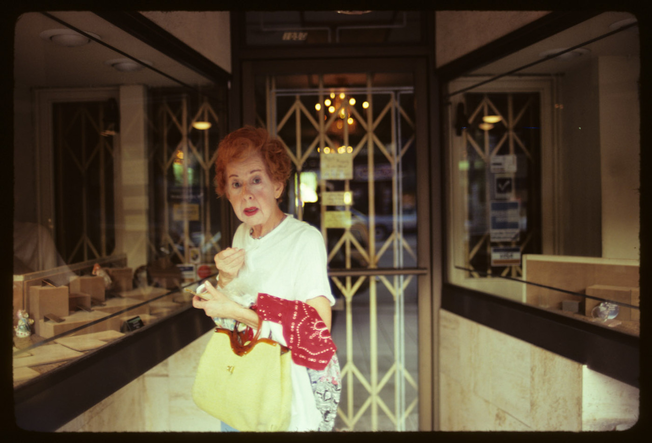mudstonephoto:
“ hollywood blvd woman waits for bus cornered in empty jewelry store - LA CA 1979-83
matt sweeney - www.mudstonephoto.com
”