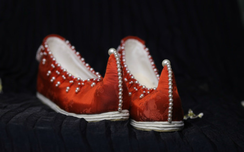 hanfugallery:traditional shoes for chinese hanfu, qiaotoulǚ翘头履 in style of southern song dynasty by 