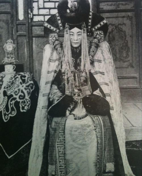 anachoretique: A Khalkha Mongolian noblewoman (c.1908).