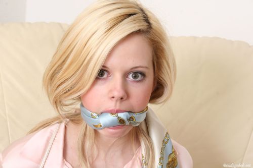 graybandanna:  Very nice mouth filling scarf gag, love the end of the scarf draped over her shoulder 