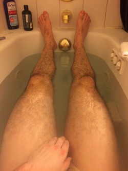 doodlehobbit:  Time to relax in the tub and soak my legs and hip while I watch TNG 😍🚀⭐️