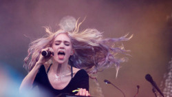 peachified:  lunarphobia:  Grimes, Pitchfork 2014.  okay, I’ll go back to lilac now   QUEEN