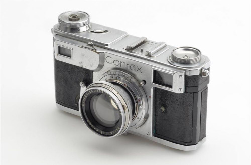 vintagecameraporrrn:Contax II 35 mm rangefinder camera with Carl Zeiss 5cm f2 Sonnar T lens, release