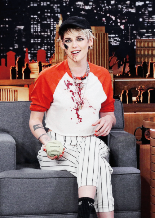 twilightisgaynow: kristenstuwarts: Kristen Stewart at The Tonight Show with Jimmy Fallon - 31/10/201