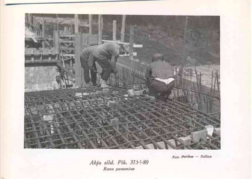 Construction of the Ahja Bridge on the Tartu-Petseri railway line (Estonia, 1930).