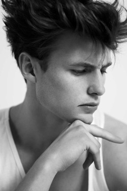 trashyprinces:  Harry Bowen by Rhys Frampton. 