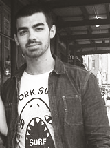 thejonasnetwork:  Joe and Nick out and about with fans in NYC today [8/23] 