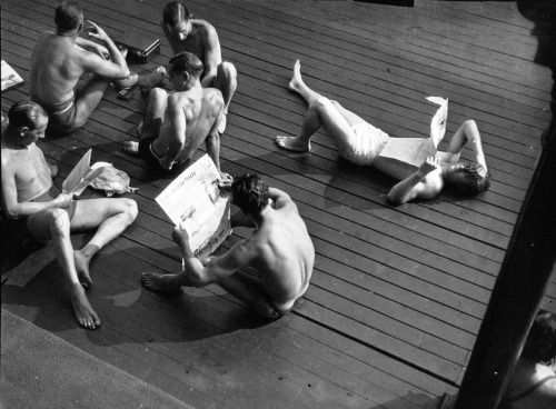 Piscine Deligny: bain de soleil = Deligny Swimming Pool, Paris: Sunbathing Photograph by Agence Meur