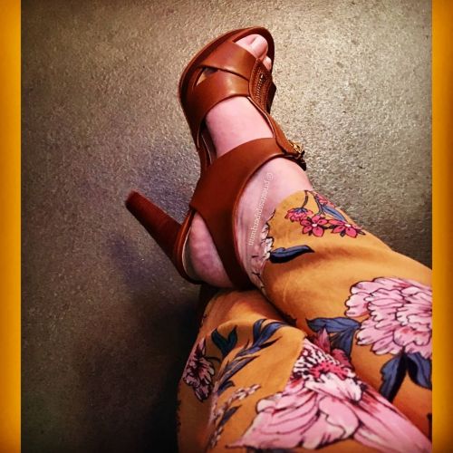 Who else loves the shades of pink &amp; #highheels by @michaelkors ??? This is one of my favorite #s