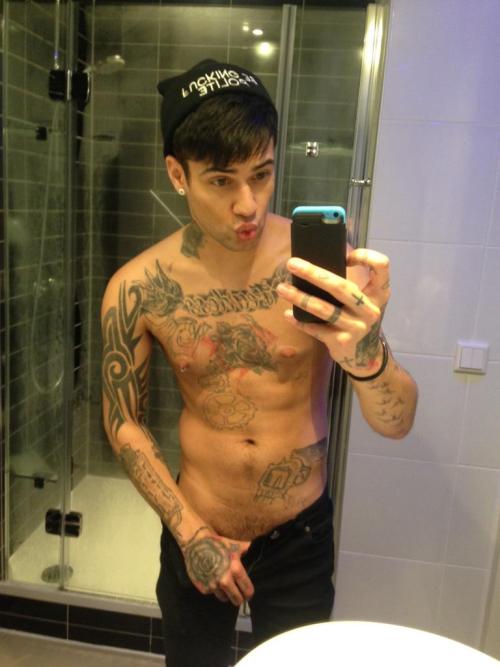 vinemales:  A lost vine of the hot Mickey Taylorvinemales.com // Over 70.000 followers // Hot naked gay vinesMickey Taylor: deleted on Vine, check his twitter