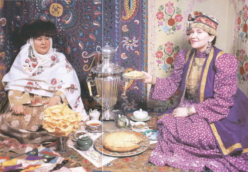 omgellendean:Clothes of elderly and young Tatar townswomen, second half of the 19th century.  “Tatar