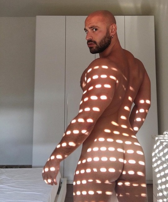 xxxnewstitch:  guyspics:    Muy yo salvo el peinado 