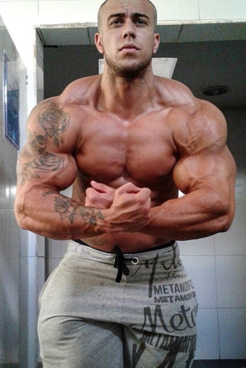 deadlifts-and-derrida: plax999:   Marcello de Angelis  Please repost and follow: https://plax999.tumblr.com/archive 😘   Too wide for doors. 