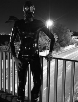 rubberscotty:  rbbrkink:  Night time prowl in my rubber suit.   Would love to meet this guy outside when I am wearing the same.