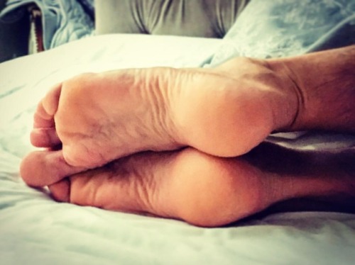 Urgh…These feet do not want to get out of bed #ukfootlad #feet #soles #toes #softsoles #wrink