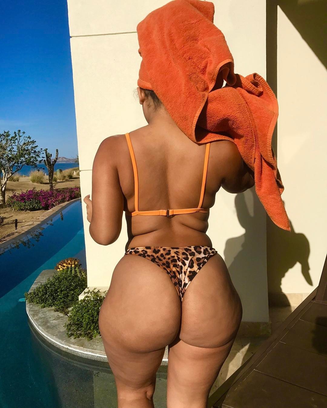 leemore-23:  A booty that will make you think about eating ass!