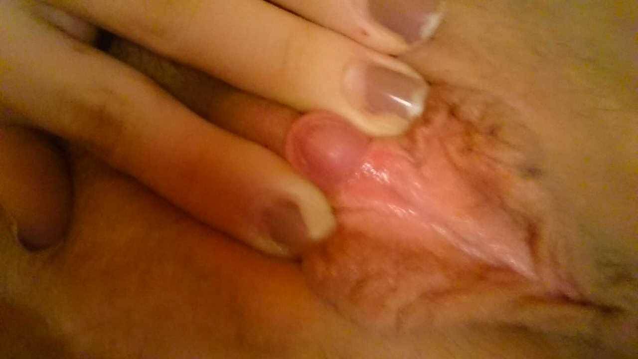 bdsmsklavin:  Was würdet ihr mit meinem Dreckskitzler gerne machen? 😈bitte rebloggen