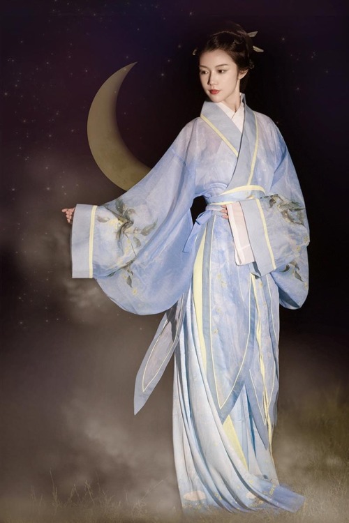 ziseviolet:hanfugallery:Traditional Chinese hanfu by 天河莲#the petal cut was definitely not a thing&nb