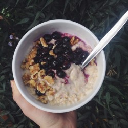 Current fav breakfast moment: oats w/ #nanaicecream and melty blueberries 👌🌿