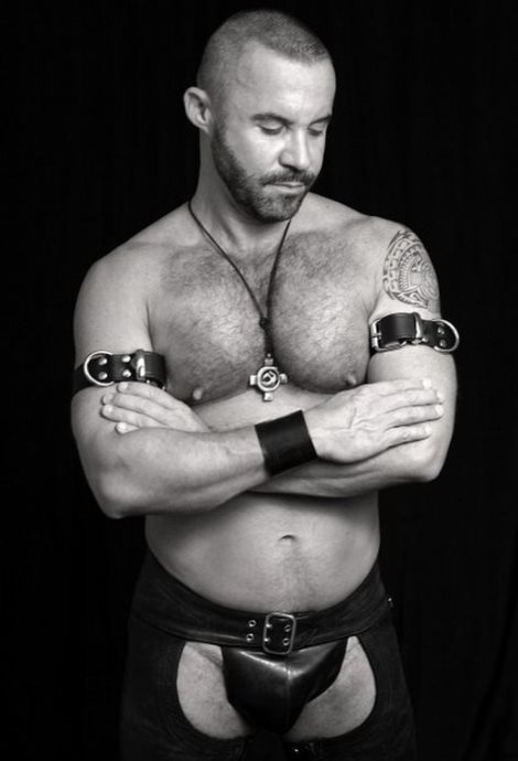 waveblue52:  Leather nipple Daddy………….