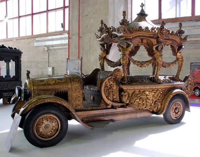 kenobi-and-barnes: steampunktendencies:   Antique hearses   These are awesome.The
