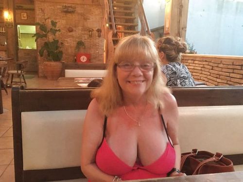 eddiepuss: Mom appreciates it when I take her to lunch and always dresses to please.