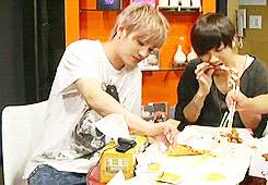 dis-possessed-deactivated201309:  A hungry and disheveled J-hyo eating chicken and