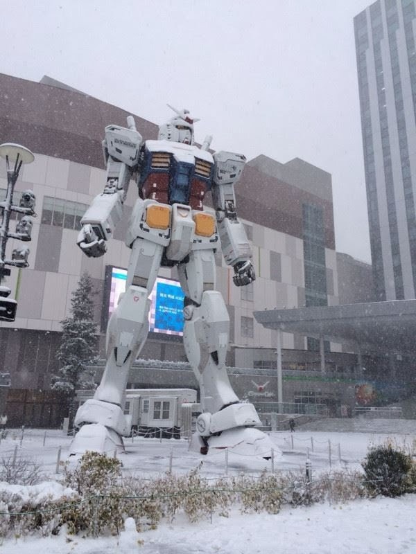 unknown999:  Gundam Front Tokyo: 1/1 Scale RX-78-2 Gundam Statue - Covered in Snow