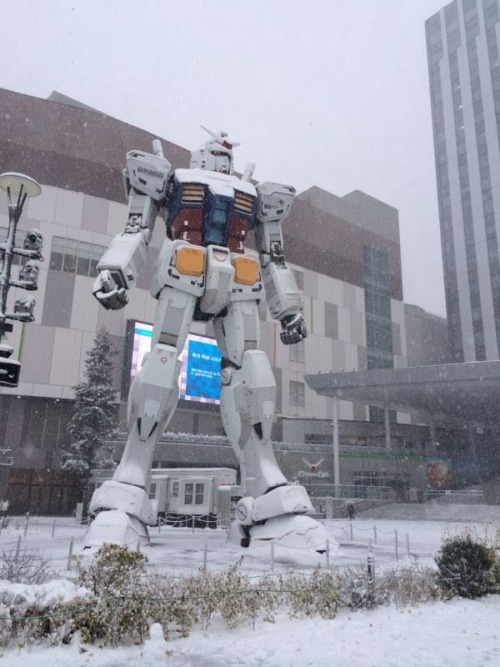 unknown999:  Gundam Front Tokyo: 1/1 Scale RX-78-2 Gundam Statue - Covered in Snow [Updated 2/8/14]      Gundam Front Tokyo: 1/1 Scale RX-78-2 Gundam Statue (Diver City, Odaiba)[Updated 2/8/14] (via GUNDAM GUY: Gundam Front Tokyo: 1/1 Scale RX-78-2 Gundam