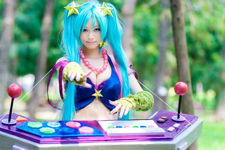 league-of-legends-sexy-girls:  Sona Cosplay