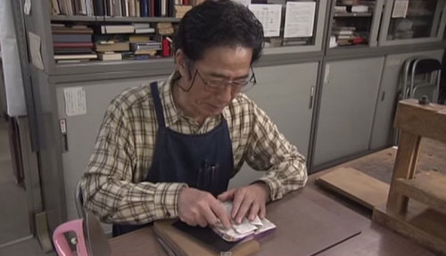 bishopmyles: brianahime: srirachini: boredpanda: Japanese Craftsman Restores Old Books To Look Good 