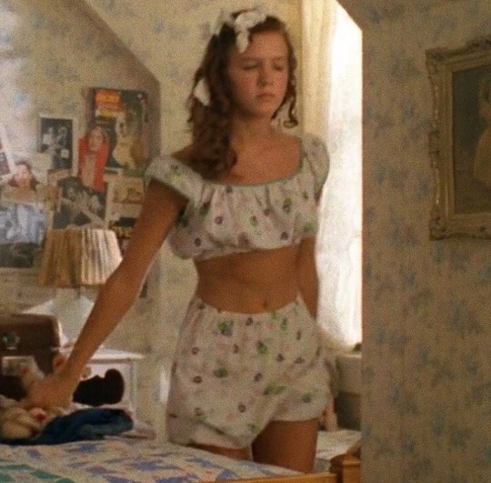 coquettedolly:Ugh I want this outfit. I want all of Lo’s outfits actually. 