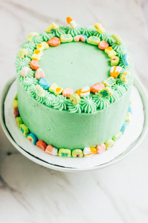 sweetoothgirl:    LUCKY CHARMS FUNFETTI CAKE  