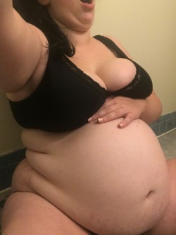 ffafeed:Just a fat slut with a huge gut 💕😊