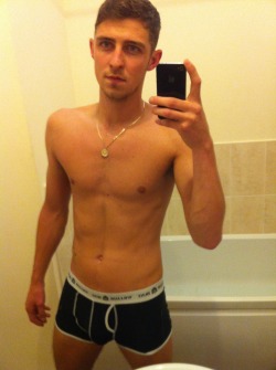 myukladsnaked:  video of this hotty from poole after 150 likes :)