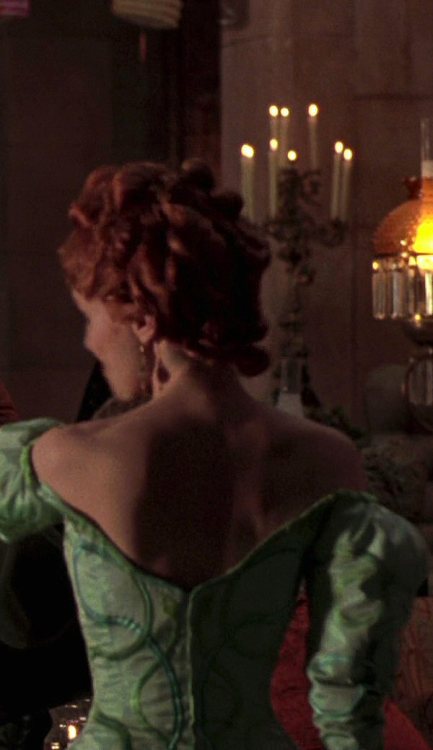 costumeloverz71: Lucy Westerna (Sadie Frost) Green embroidered gown… Bram Stoker’s Drac
