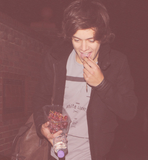 like-a-fairytail:  so Niall isn’t the only one whose eating !! ;) 