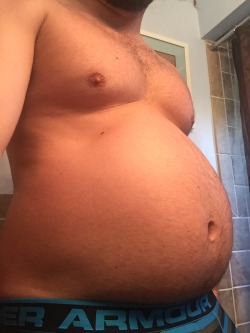 inkedbearfeeder:  losemybreath4444:  BF sure knows his way around the kitchen…I’m stuffed!  Looking fat as hell ther piggo 