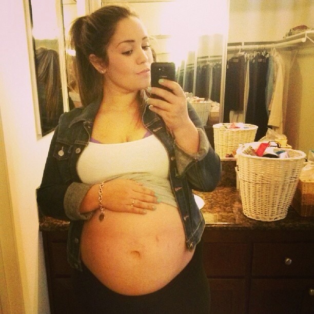 preggogirl:  Love the belly very sexy