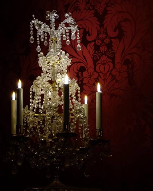 ohthentic:  jepsolell:La nuît🌙 Grands Appartements / Château de Versailles / #versaillesbynight (en Château de Versailles) Oh