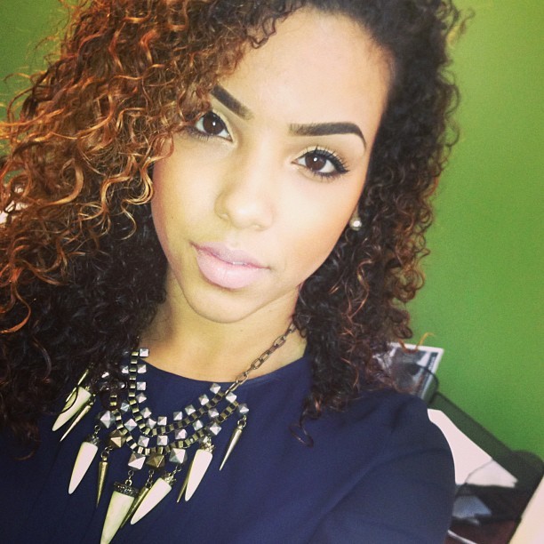 shesbombb:  lipstickncurls:  Tuesday.  love herrrrrr
