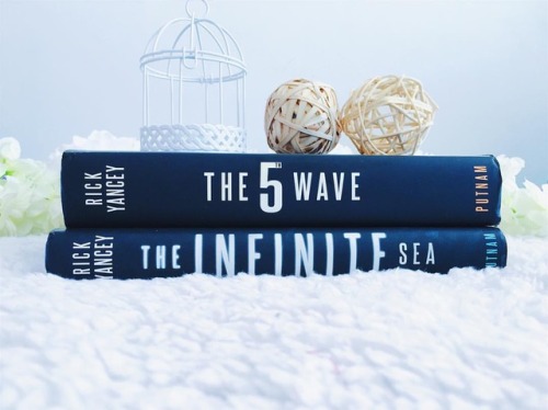 Hello guys!♥️ today photo is of the first 2 books on the 5th wave trilogy. I saw the movie an