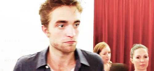 stewartpattinsons:  Robert Pattinson’s reaction to being called a ‘fashion guru’ 