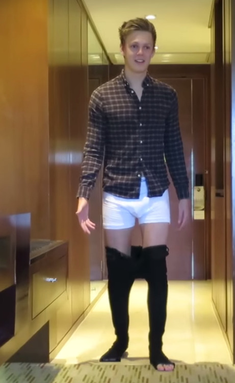 Porn Pics joe-sugg-lover:  Caspar Lee’s bulge &